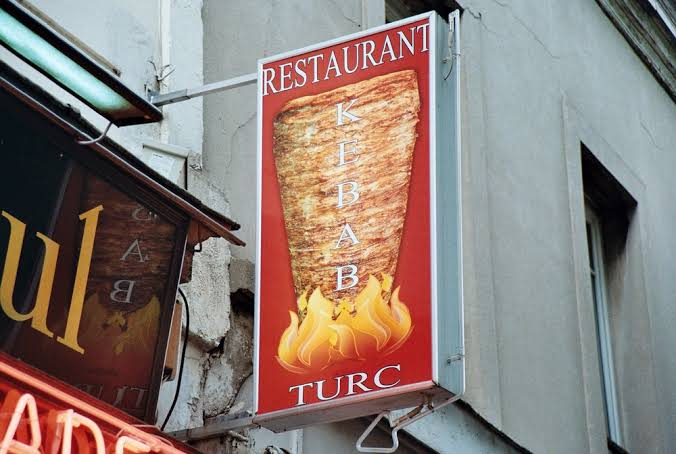 Linkinitouille's tweet photo. Imagine, tu vas dans un kebab depuis 15 ans.

Il fait des bons kebabs, tu sais pourquoi t'y vas, t'es fidèle, bref pour toi c'est la référence.

Puis un jour le kebab il se met au tasty crousty.

Tu te dis "pas grave", t'es là pour les kebabs, tu prends un crousty à l'occasion.

Puis petit à petit y a de plus en plus de gens qui achètent des crousty, toi t'es toujours fidèle à tes kebabs. Mais le kebabier il fait 10% de son chiffre sur le crousty, puis 20%, 50%... Et au final 80%.

Après le truc, pour des raisons bizarres qu'il veut pas t'expliquer, quand t'achètes un crousty, le kebabier il te dit clairement "t'as pas le droit d'en filer un bout à ton pote". Interdit. C'est TON crousty, y a que TOI qui a le droit de le manger.

Mais toi t'es toujours là pour le kebab parce qu'il en fait de vraiment bons. Tu prends un crousty de temps en temps mais ta raison de venir, c'est le kebab. Et le kebab tu peux en filer un bout à ton pote, le kebabier il voit aucun souci avec ça.

Et un jour...

T'as le kebabier qui te dit "frérot j'arrête le kebab, le crousty c'est l'avenir, 80% de mon chiffre il vient du crousty donc dans 1 an y aura plus que de ça."

Et forcément tu comprends pas parce que t'étais fidèle, t'as toujours acheté des kebabs, t'as beau le supplier et il va pas bouger. Le crousty c'est le futur et tu peux rien y faire.

Alors tu décides d'arrêter d'aller chez lui, même s'il fait encore des kebabs. T'essaie de trouver mieux ailleurs. Tu dis clairement au kebabier qu'il fait une connerie en arrêtant le kebab, c'est ça qui a fait sa réputation, c'est ses origines, son héritage, et qu'il va perdre des clients parce qu'il y en a beaucoup qui aimaient le kebab chez lui.

Et à côté t'as des types qui te disent :
"Mais t'es débile frère, tu sais que t'y changeras rien ?"
"Regarde le type son snack il est blindé tous les jours, c'est pas un client qui va le faire tomber !"
"Fais pas chier ton monde avec tes kebabs démodés, achète des crousty et ferme-la !"
"Bah comme t'arrêtes d'acheter des kebabs chez lui bah vu que je l'aime bien je vais acheter 2 crousty à chaque fois que je viens !"
"Ptdr t'es ridicule, tu vas pas m'empêcher d'aller bouffer chez lui parce que tu veux encore ton kebab !"

Bref, tu te retrouves face à des types qui comprennent rien, qui continuent d'y bouffer parce qu'ils sont devenus la majorité, et toi t'as rien d'autre à faire que d'aller ailleurs puisque le kebabier (maintenant croustier) ne veut plus de toi comme client.

Triste histoire, hein...

Maintenant remplace le kebabier par PlayStation.

#NoDiscNoBuy
#PSBlackout
