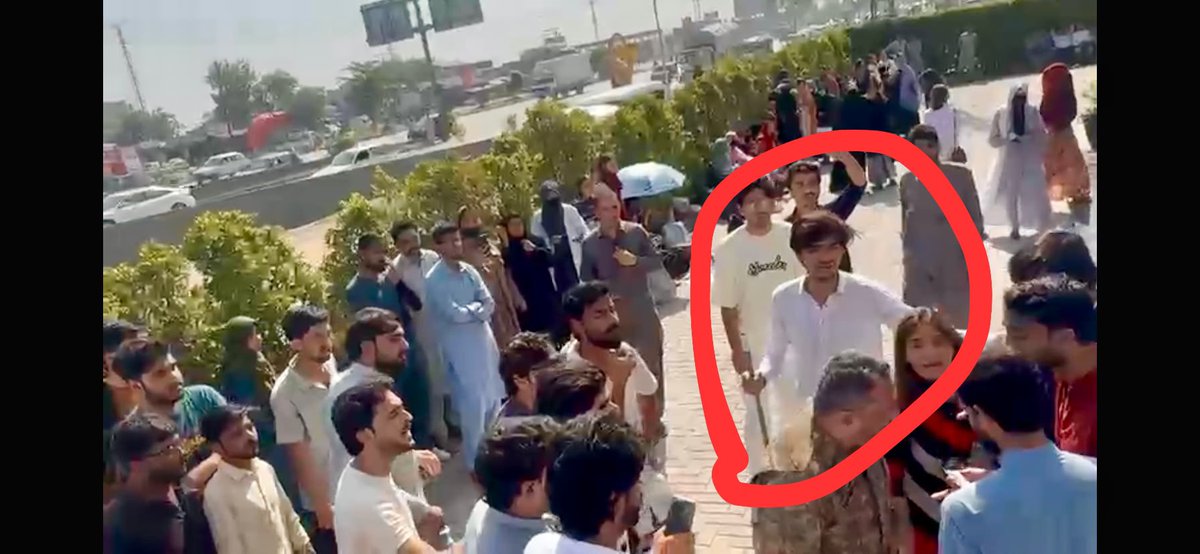 Ironshield_Pk's tweet photo. فوجی افسر اپنا اور اپنی بیوی کا غنڈے یوتھیو سے بچاؤ کرنے پر گرفتار ہو گیا ۔ پر جن یوتھیو نے ڈنڈے اُٹھائے ہوئے ہیں، افسر اور اس کی بیوی پر ہاتھ اٹھایا ان کی گرفتاری نہیں ہوئی ۔ افسوس https://t.co/RM2tY4r7HQ