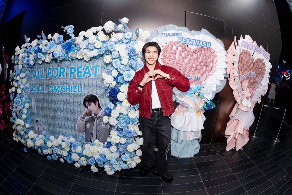peatwasu's tweet photo. รูปงานโปรเจกต์มาแว้วว ❤️‍🔥✨ ขอบคุณทุกคนอีกครั้งนะครับ ที่ตั้งใจนำช่อของขวัญและ backdrop สวยๆ มาเป็นกำลังใจให้ผมและน้องฟอร์ด ยิ้มแก้มปริสุดๆ 🤣

#Peatwasu #CaptainPeat #BabyFeat https://t.co/r0clWsTtuL
