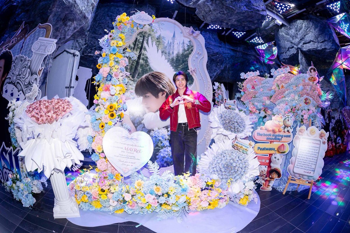 peatwasu's tweet photo. รูปงานโปรเจกต์มาแว้วว ❤️‍🔥✨ ขอบคุณทุกคนอีกครั้งนะครับ ที่ตั้งใจนำช่อของขวัญและ backdrop สวยๆ มาเป็นกำลังใจให้ผมและน้องฟอร์ด ยิ้มแก้มปริสุดๆ 🤣

#Peatwasu #CaptainPeat #BabyFeat https://t.co/r0clWsTtuL