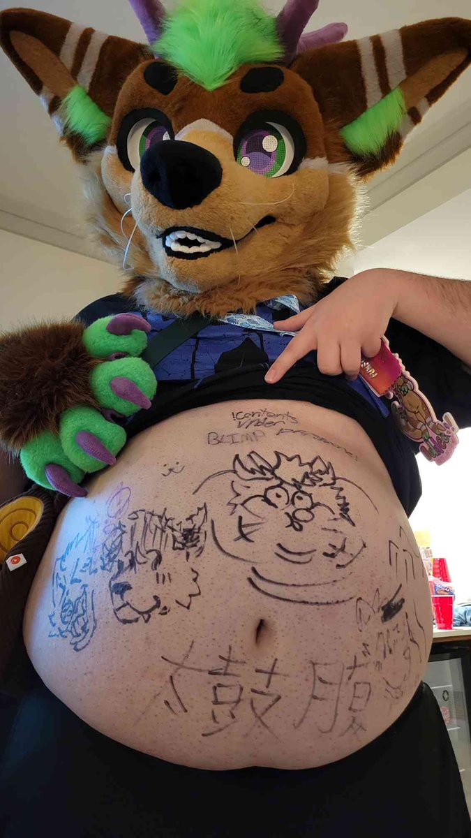 thebigoddeer's tweet photo. MOAR CON PICS, plus a cute doodle from @russelbuck at the vore meet,,
thank you everyone who said hai to me at the con, every1 has been super great,,! this has been my favorite con yet, so many memories!!
I ALSO MADE A SITE SO YINZ CAN REACH OUT TO ME!! ^^
https://t.co/QidY2v0m0x https://t.co/vX8gNLNNWs