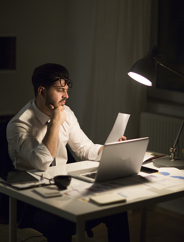 WhyMyths's tweet photo. Pulling a late shift today at the office—coffee’s my new best friend, and my desk lamp’s keeping the night at bay. Still got one more report to wrap, but small wins count, right https://t.co/TRwyHqWUvm