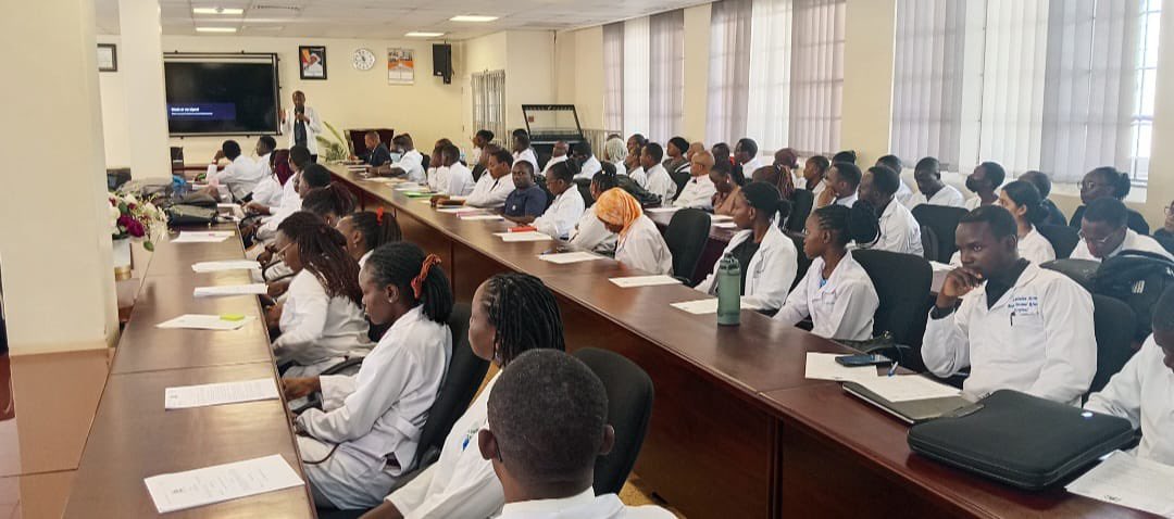 MulagoReferral's tweet photo. 264 medical interns begin their one-year internship @MulagoReferral today.

Induction focused on professionalism, ethical conduct & excellence in patient care including: • Professional conduct & dress code
• Compassionate care
• Confidentiality
• No bribery/extortion
• Mental wellbeing & responsible finances
Professionalism = integrity + accountability + respect.

Congratulations to all 264. Learn, serve, grow. Make this year count.
#MulagoNRH #MedicalInternship #PatientCare #Professionalism