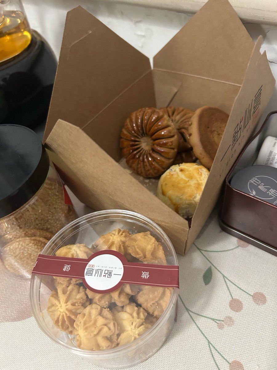 Layla14052's tweet photo. Neighborly win! Just left fresh homemade chocolate chip cookies on 3B’s porch u0026 got a warm handwritten note of thanks 5 mins later—small joys make a neighborhood feel like home https://t.co/skerVTSPl8
