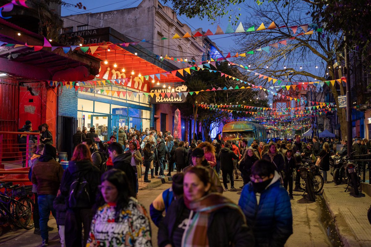 lauritalonso's tweet photo. Tango por toda la Ciudad por el Festival y Mundial más importante del planeta, 30.000 corredores y récord mundial para convertir a Buenos Aires en la capital internacional de la media maratón, feria francesa en el Planetario, fiesta en La Boca por el día del barrio, la semana de Borges... Por favor, qué cosa maravillosa es vivir en la Ciudad más linda del mundo. Gobernada por el PRO, obvio.