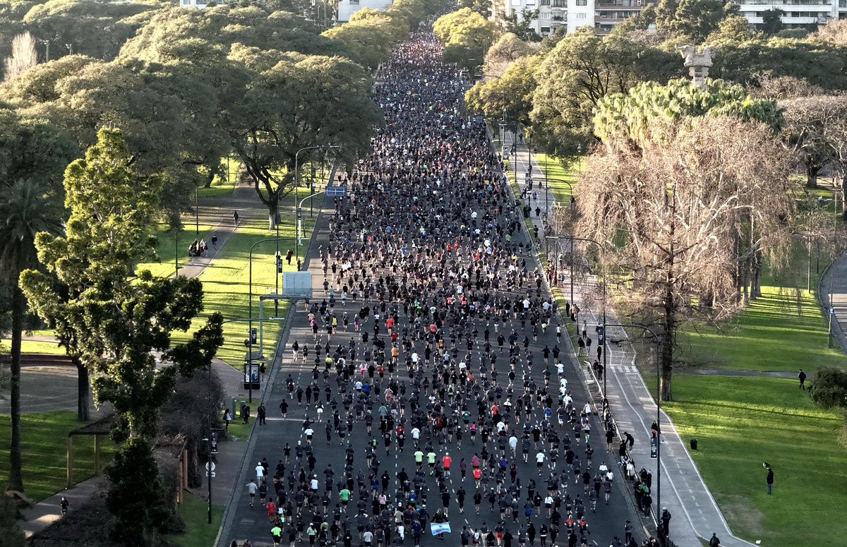 lauritalonso's tweet photo. Tango por toda la Ciudad por el Festival y Mundial más importante del planeta, 30.000 corredores y récord mundial para convertir a Buenos Aires en la capital internacional de la media maratón, feria francesa en el Planetario, fiesta en La Boca por el día del barrio, la semana de Borges... Por favor, qué cosa maravillosa es vivir en la Ciudad más linda del mundo. Gobernada por el PRO, obvio.