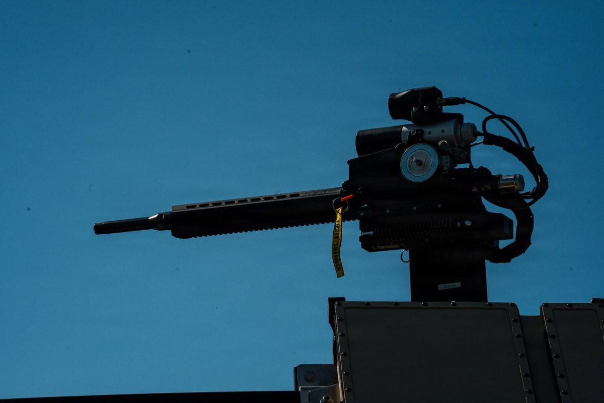 commandante_'s tweet photo. American company 9Mothers introduced the anti-drone system Edda.

The turret weighs 23 kg and features acoustic detection of drones, as well as a 12-gauge shotgun used to eliminate targets at a distance of 10-100 meters.

During a demonstration at Fort Bragg, the Edda turret was installed on a Ford F-250 pickup truck equipped with the AutoDrive autonomous system from Forterra. 

This combination allows for the autonomous delivery of goods and protects them and the vehicle from drones.