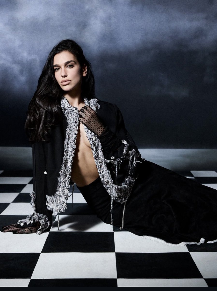 vecemress's tweet photo. Dua Lipa, gizemli havasının öne çıktığı siyah-beyaz portresiyle Vogue Italia kapağını süsledi. https://t.co/ErdIgSSlzB