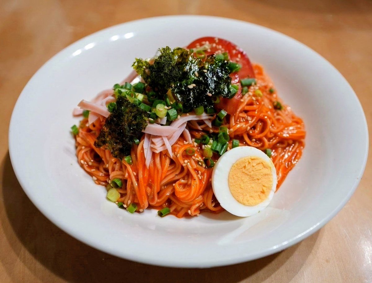 eateateat9's tweet photo. 夕飯は素麺で冷やし中華を作る予定が、娘の「ビビン冷麺がいい！」の一言で急遽変更。麺は素麺、味付けはビビン麺、具材は冷やし中華という謎のハイブリッド料理が完成。 https://t.co/iEruCPpkuO