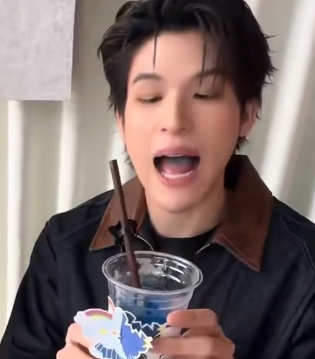 makhiaannao's tweet photo. คนนึงกินแล้วลิ้นฟ้า อีกคนกินแล้วปากดํา พี่ชาวีคะ ป้าตราย55555555555555555555 https://t.co/2botNJd8CL