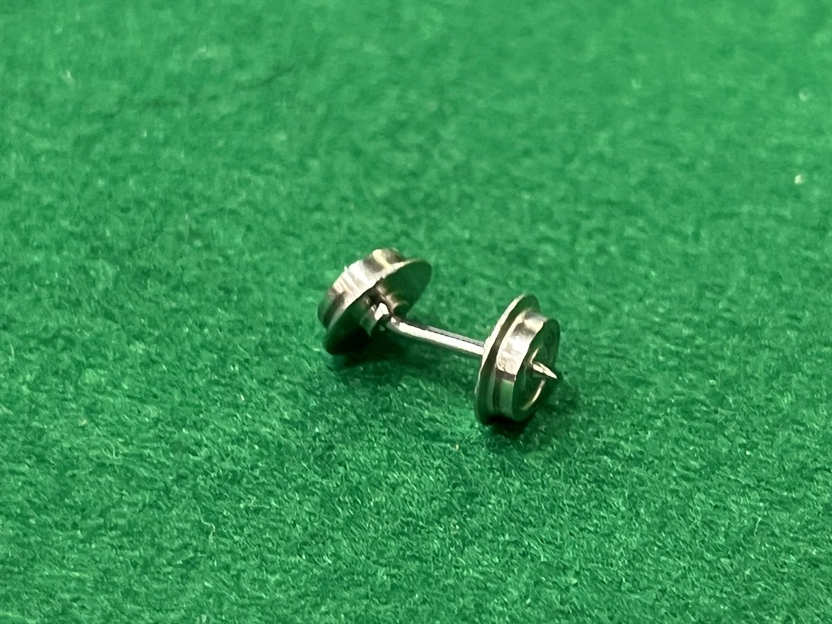 shinomaru_TNC's tweet photo. JAMでのちょっとしたデキゴト

うちのブースを見にきていた子供が躓いてテーブルにぶつかってちょうど走ってたうちのHC85がﾄﾞﾝｶﾞﾗｶﾞｯｼｬﾝに

とりあえずパーツの欠品は、なかったけど中間車のボデーが若干広がってしまったのと車輪が折れた(多分踏んづけた？) https://t.co/S1kmnSNUNY