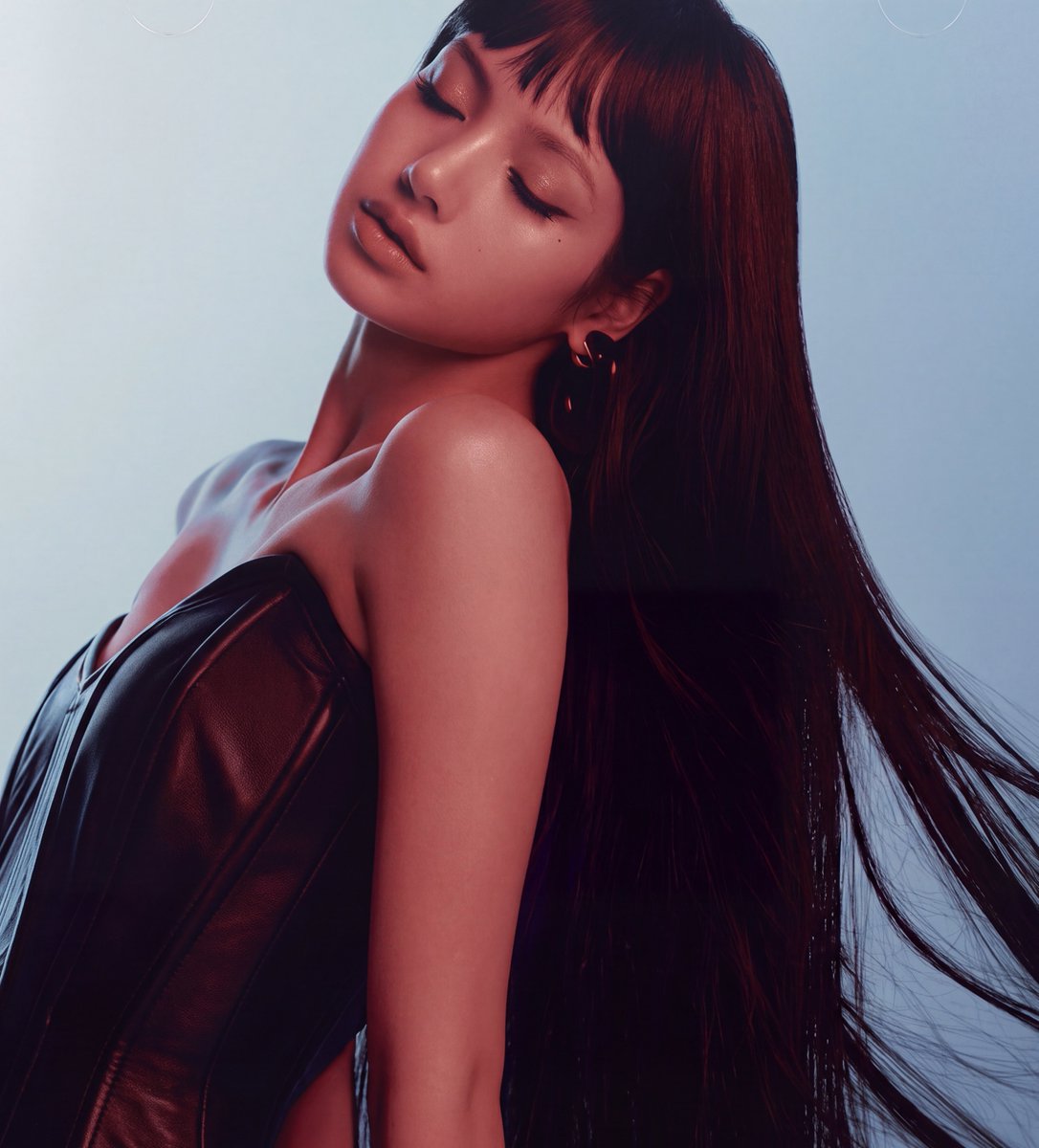 lalisatto's tweet photo. Lisa is THAT woman. https://t.co/VfHP8gK6tB