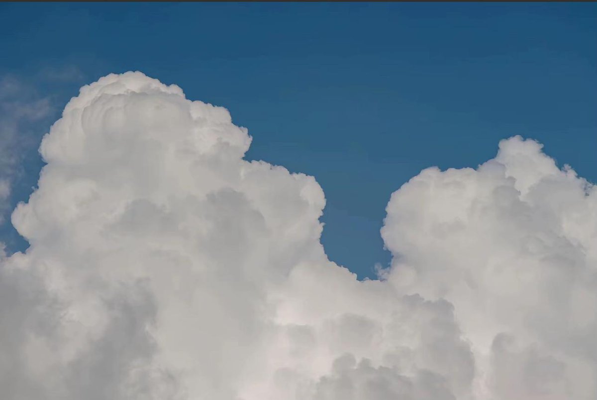 GenesisRin1v's tweet photo. how do we manage to feel so heavy when we're supposed to be floating? ☁️ https://t.co/uJi8OwCNbp