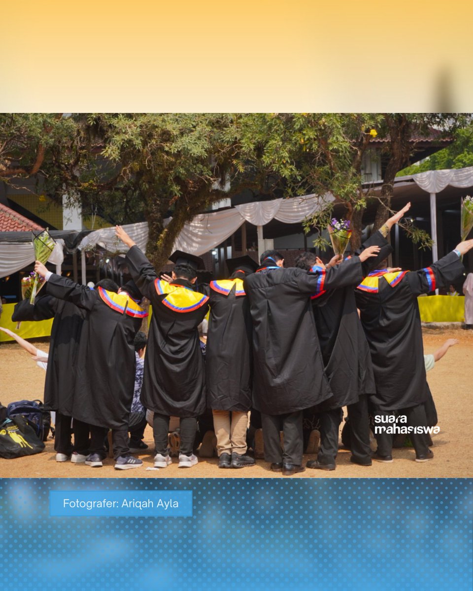 SumaUI's tweet photo. Wisuda mungkin jatuh di akhir pekan yang sama untuk semua wisudawan UI. Tapi setiap dari mereka memiliki cara memaknainya sendiri.

Kini, saatnya menantikan babak petualangan baru Sumates di luar gerbang Makara. Selamat menjelajahi dunia luar yang tak ada batasnya! https://t.co/mpdwl6ggCA