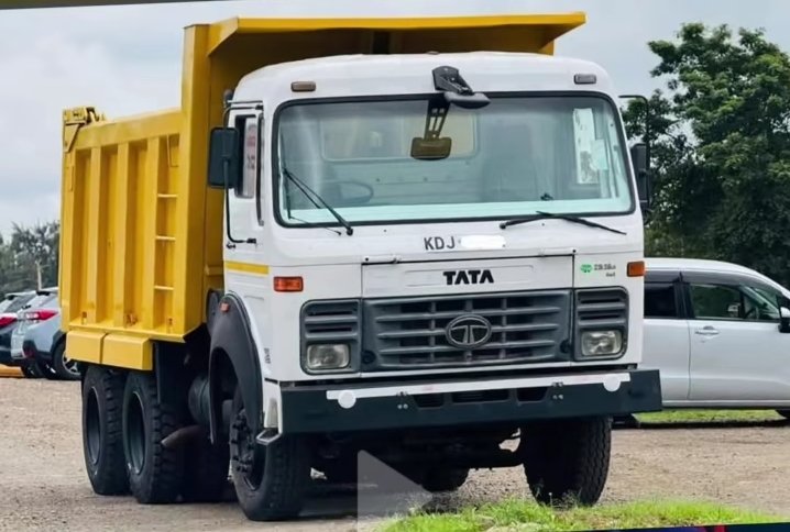 wakariowa's tweet photo. Hii lorry hukuwa na radio kweli? Alafu hubeba driver Na turn boy viti ni mbili na hapo kati kati ni meza. Alafu inakuwaga na freno kweli? Gari ya mhindi sio mchezo ukitaka kuiba mtungi lasima uunuwe karai juu. https://t.co/nbxyVanDpz