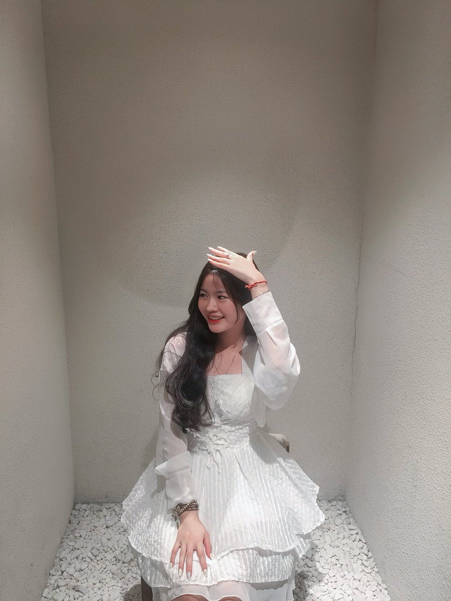 hanakieu06's tweet photo. Váy trắng liệu có đủ làm mấy anh chị lo lắng😜

Cảm nhận ngày đầu tuần như thế nào rồi các bác ơi…..
#hanakieu https://t.co/Q5qI2Lxcwh