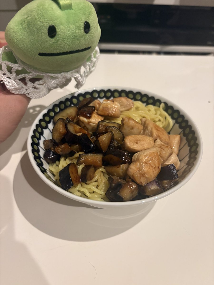 zg7171's tweet photo. さっき帰ってきたのでさくっとざるラーメン！
なかなかざるラーメンには入れない具材ばかりで興味津々🐸 https://t.co/OAuHRgBXMI