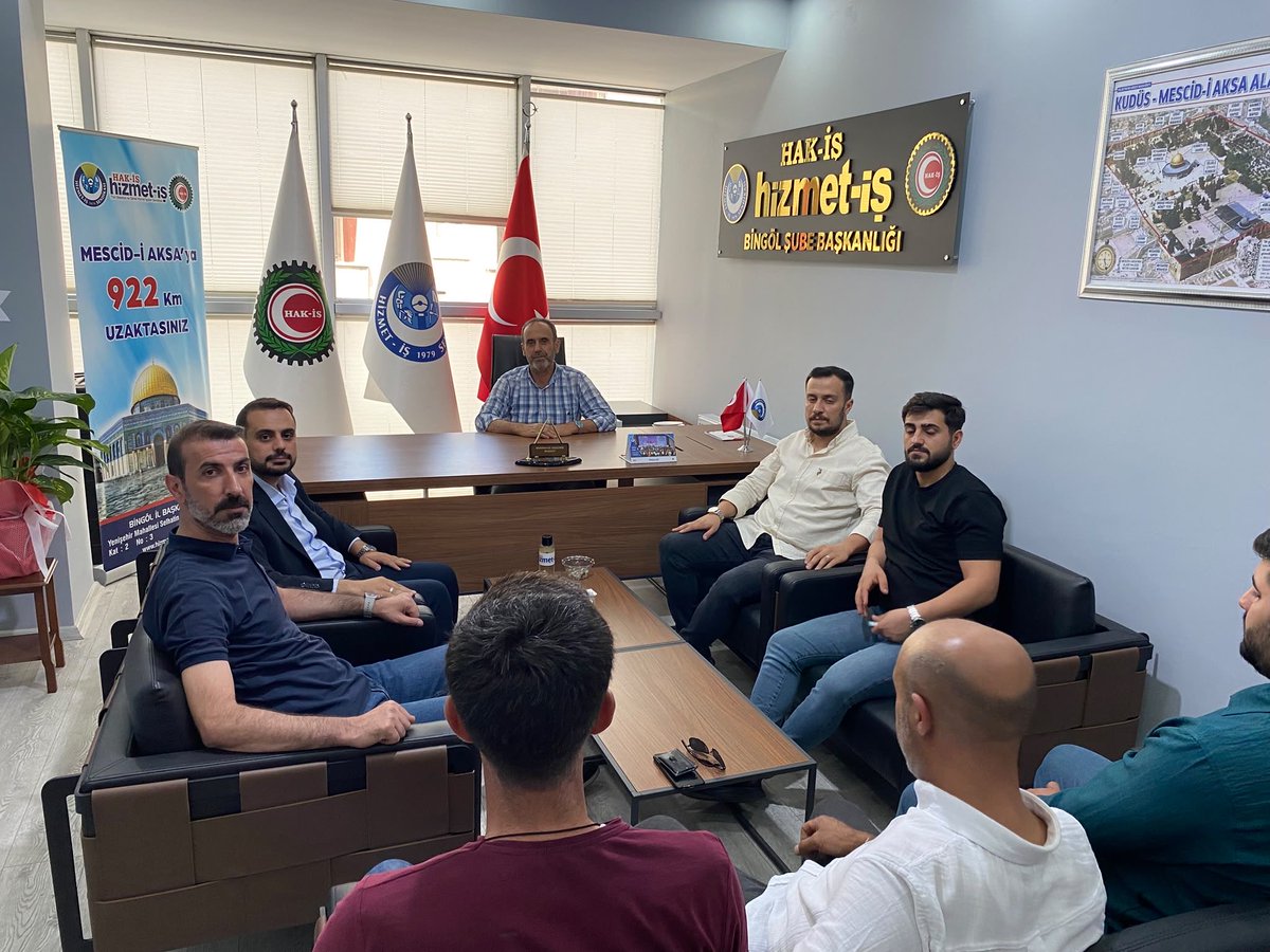 EnessAslan_'s tweet photo. 📍 Hizmet-İş Bingöl Şube Başkanlığı

Hizmet-İş Sendikası Bingöl Şube Başkanlığına yeniden seçilen Sayın Abdülmecid Akdemir’i, İl Sivil Toplum ve Halkla İlişkiler Birim Başkanım Faruk tanık ve Yönetim Kurulu Üyelerimizle birlikte ziyaret ederek hayırlı olsun dileklerimizi ilettik.

Sayın Abdülmecid Akdemir’e ve yönetimine yeni dönemde başarılar diliyor, görevlerinin hayırlara vesile olmasını temenni ediyorum.

Nazik ev sahiplikleri ve samimi sohbetleri için kendilerine teşekkür ediyorum.@frktanik @Muhammed_fd @VeyselBayr66103