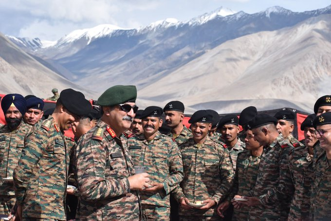 shieldof_india's tweet photo. Lt Gen Rajesh Pushkar, AVSM, VSM, #ArmyCommander, #SouthernCommand visited Armoured Regiments of the #IndianArmy in Eastern Ladakh, as its Colonel of the Regiment. https://t.co/p9xeMNRSLK