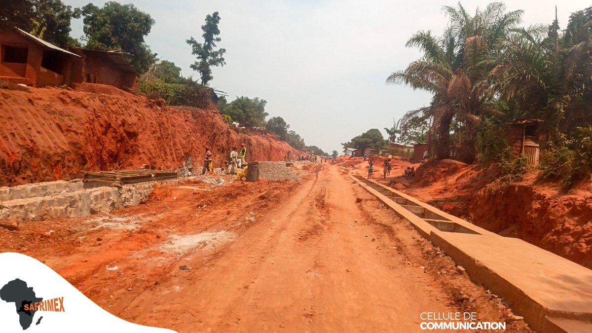 fatshi_PR's tweet photo. MBUJIMAYI : HIER UNE EROSION BEANTE, AUJOURD’HUI UNE CHAUSSEE EN DEVENIR, 
Dans la Commune de la Kanshi,  les travaux de lutte antiérosive sur le site de Nyongolo-Camp PNC. @KayowaM @fatshi13 https://t.co/CaQF6jPX4Q