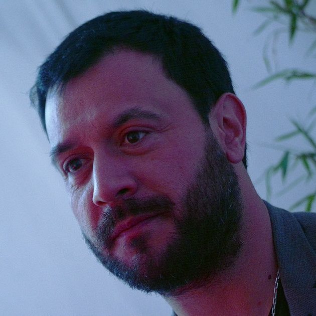 portalmvd's tweet photo. LUCAS SUGO SUSPENDIÓ SUS SHOWS HASTA EL 2 DE OCTUBRE

Duelo familiar
El cantante uruguayo Lucas Sugo suspenderá sus presentaciones hasta el próximo 2 de octubre, mientras atraviesa junto a sus seres queridos el duelo por la muerte de su hija, Florencia Sugo, de 23 años.

Reprogramarán las fechas
Según un comunicado firmado por Sentimiento Producciones y su mánager, Diego Sorondo, los productores y organizadores de los eventos previstos para agosto y setiembre ya fueron notificados. Las fechas serán reprogramadas.

Agradecimiento
El equipo del artista agradeció la comprensión, el respeto y el cariño recibido durante estos días. La suspensión contempla todos los shows previstos hasta la fecha anunciada.

Regreso en octubre
De esta manera, Lucas Sugo retomará su actividad artística a partir del 2 de octubre, una vez finalizado este período de duelo.

(+) en Montevideo Portal: https://t.co/dfE98uCB0j
