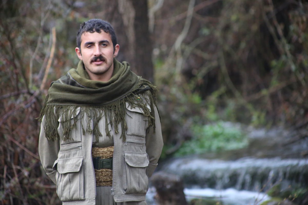 gilidaxe__'s tweet photo. Bakur gerillacılığından Sur’un fedaice direnişine ve Garê dağlarına uzanan Hogir Dîgor yoldaşımızın destansı devrim yürüyüşü.

Sur Direnişçileri, imkansızlıklar içinde insanüstü bir irade sergiledi. Hogir yoldaşımız, ağır silahlar, tanklar ve toplarla saldıran sömürgeci düşmana https://t.co/RLt6I710Xt