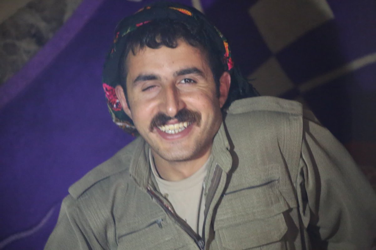 gilidaxe__'s tweet photo. Bakur gerillacılığından Sur’un fedaice direnişine ve Garê dağlarına uzanan Hogir Dîgor yoldaşımızın destansı devrim yürüyüşü.

Sur Direnişçileri, imkansızlıklar içinde insanüstü bir irade sergiledi. Hogir yoldaşımız, ağır silahlar, tanklar ve toplarla saldıran sömürgeci düşmana https://t.co/RLt6I710Xt