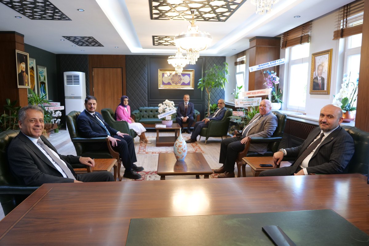 AKEskisehir26's tweet photo. İl Başkanımız Gürhan Albayrak, İl Başkan Yardımcılarımız; Erkan Koca, Esat Girgin, Halil İbrahim Taşdöner, Işın Mediha Haskol Şahin ve Şükrü Akbıyık ile birlikte Odunpazarı Kaymakamı Ahmet Hikmet Şahin’e hayırlı olsun ziyaretinde bulundu. https://t.co/PQc3svJhAt