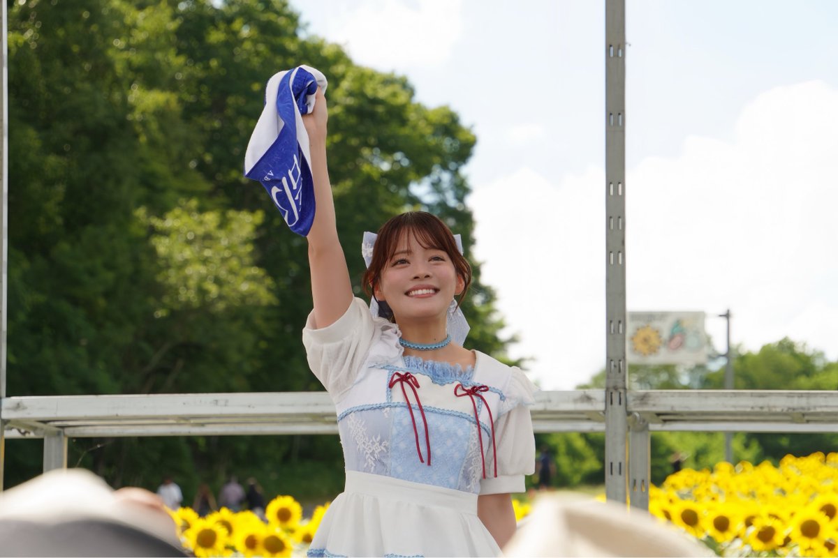 yuki1225zzz's tweet photo. 北竜町ひまわりまつり
2026/08/13（木）
ひまわりの里

ライブパフォーマンス中の表情がステキ！

#タイトル未定
#阿部葉菜　さん https://t.co/vGesJEw8uM