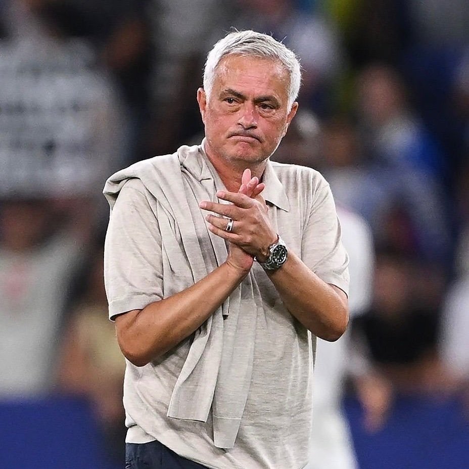 panditfootball's tweet photo. Real Madrid memang menang, tapi mereka belum bermain sebagai sebuah TIM. 

Di bawah asuhan José Mourinho, tiga poin perdana atas Espanyol di La Liga diraih lewat faktor keunggulan kualitas individu dan momentum pergantian pemain di menit-menit akhir, bukan karena hasil dari sebuah mesin yang bekerja secara kolektif dan harmonis.

Saat ini, Real Madrid masih terlihat seperti sekumpulan pemain bintang yang dipaksa berada dalam satu lapangan tanpa adanya ikatan kemitraan yang jelas. 

Selain skema bola mati, alur serangan Los Blancos terasa sangat individualis, di mana setiap pemain depan cenderung ingin menyelesaikan peluang sendiri ketimbang membangun kombinasi yang cair. Komunikasi antarlini pun masih sangat longgar, para pemain masih sering abai dengan pergerakan tanpa bola pemain lawan yang jadi proses terciptanya gol Espanyol. 

Kolektivitas permainan inilah yang menjadi tugas paling mendesak bagi Mou. Jika ia gagal menyatukan ego para bintang ini ke dalam satu kesatuan visi bermain, kemenangan-kemenangan berikutnya akan selalu diraih dengan cara yang melelahkan dan penuh risiko.

Mungkin ini alasan mengapa Mou membuat peraturan agar para pemain makan bareng di Valdebebas, biar pada ngobrol 🗣️