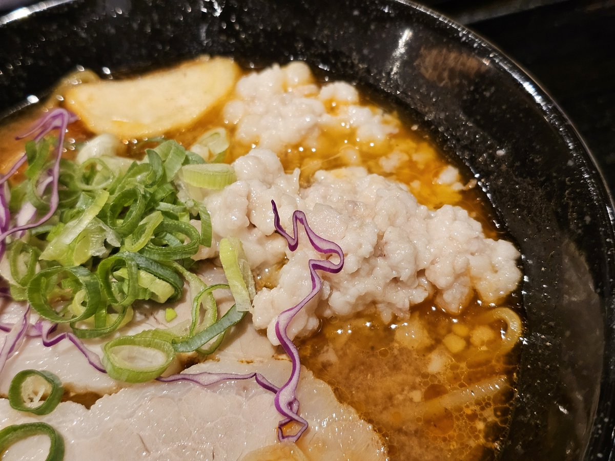 susepoti's tweet photo. 椿RED＋背脂@味噌専科椿TSUBAKI Second五所川原エルム店
津軽ラーメン街道でもう一杯🍜函館からのお店です！赤味噌ベースのスープは意外とさらっとしており、背脂はサクッとタイプ🐷やや大人しい感じのスープですが、生姜がよく合います！夏に食べる味噌も美味しかった～😋 https://t.co/5rprgedbOV