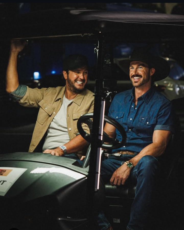 WasnikAkshita's tweet photo. Rileyduckman we out here.#countrymusic #cmafest #duckclubbourbon #cowboyasitgetsstour https://t.co/f5UsJtvJKK