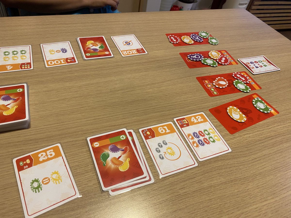 NUMACOMMU_GAMES's tweet photo. 嫁さんと『ゲームオ���チップス』2人戦。

カードの引き運・チップの引き運がすべての運ゲーですが、考える要素もあって楽しかったです。 https://t.co/lgj9P6jm2W