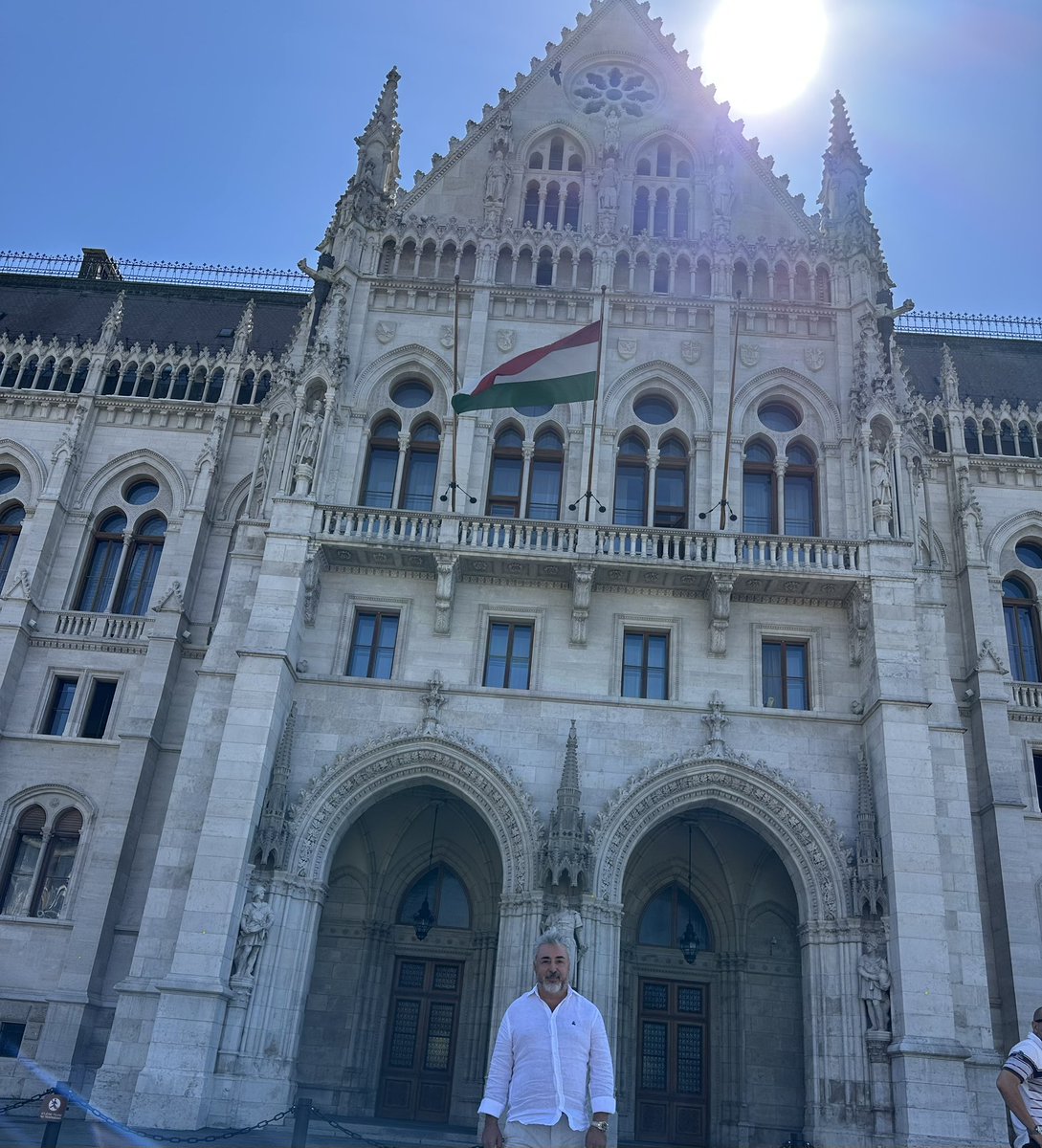 denizkaratas07's tweet photo. 🇹🇷🇭🇺 Millet iradesinin tecelli ettiği iki yüce Meclis

📍 Macaristan Parlamento Binası’nı kurultaya katılımımız vesilesiyle ziyaretimizde Türk-Macar dostluğunun güçlü bağlarını bir kez daha hissettik.

Gazi Meclisimizden Budapeşte’ye uzanan dostluk… 🇹🇷🤝🇭🇺

Bu vesileyle, 🌙  idrak ettiğimiz Mevlid Kandili’nin; ülkemize, milletimize ve tüm İslam âlemine  hayırlar getirmesini diliyorum.
Mübarek olsun. 🤲🏻

#TBMM #TürkMacarDostluğu #Budapeşte #Macaristan #Kurultay #MevlidKandili #KandilinizMübarekOlsun
