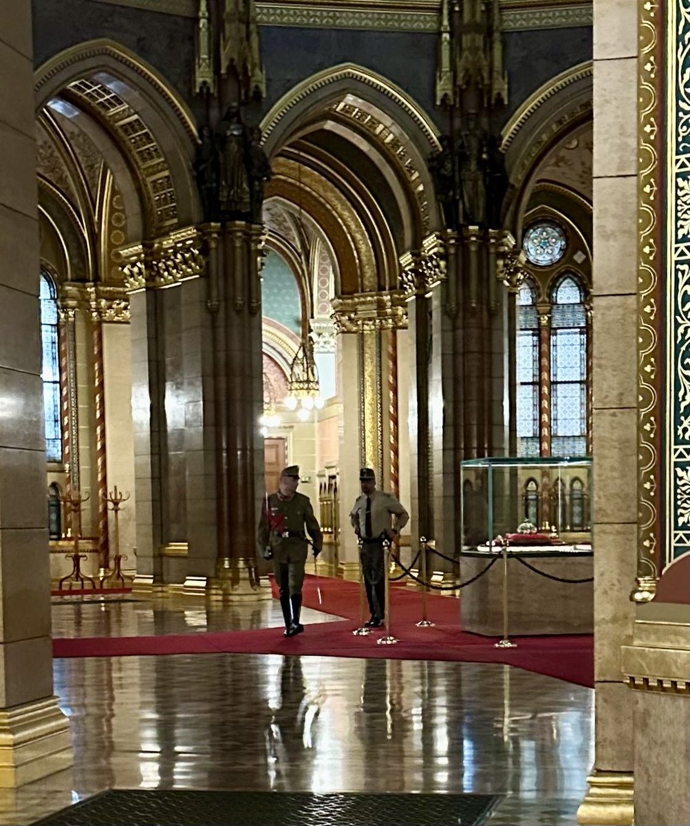 denizkaratas07's tweet photo. 🇹🇷🇭🇺 Millet iradesinin tecelli ettiği iki yüce Meclis

📍 Macaristan Parlamento Binası’nı kurultaya katılımımız vesilesiyle ziyaretimizde Türk-Macar dostluğunun güçlü bağlarını bir kez daha hissettik.

Gazi Meclisimizden Budapeşte’ye uzanan dostluk… 🇹🇷🤝🇭🇺

Bu vesileyle, 🌙  idrak ettiğimiz Mevlid Kandili’nin; ülkemize, milletimize ve tüm İslam âlemine  hayırlar getirmesini diliyorum.
Mübarek olsun. 🤲🏻

#TBMM #TürkMacarDostluğu #Budapeşte #Macaristan #Kurultay #MevlidKandili #KandilinizMübarekOlsun
