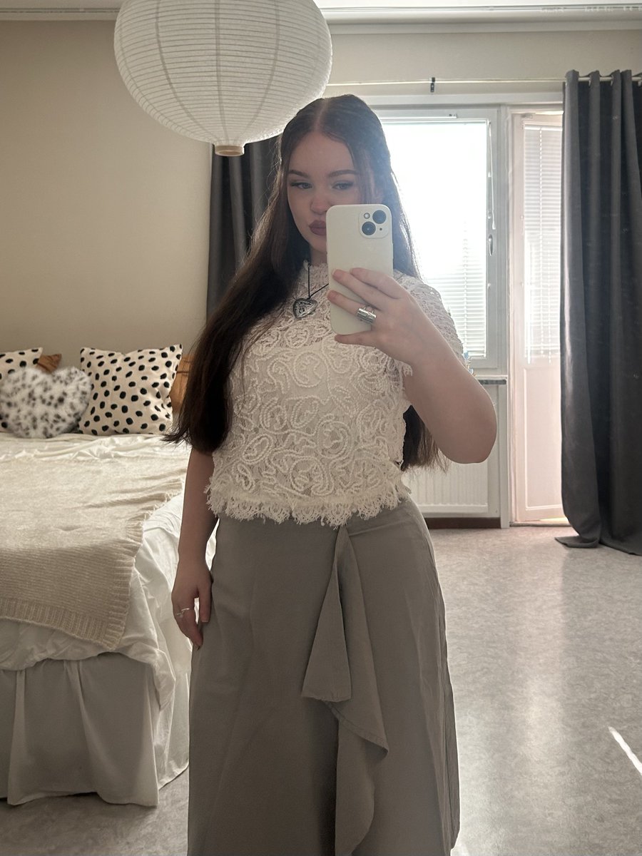 larizzuh's tweet photo. happy monday 🦢 https://t.co/UcqGGkQoke