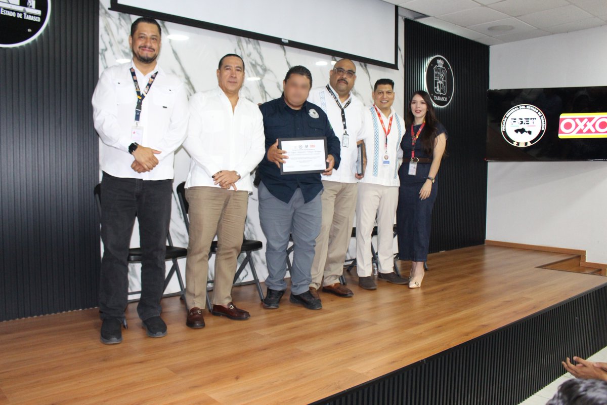 SolDelSureste's tweet photo. 🔴#Tabasco| Reconocen labor de la @FGETabasco 
En lo que va del año, la cadena comercial Oxxo registra una reducción del 42 por ciento en el delito.

Nota completa 🗞️: https://t.co/NR1YCMH901

✨Síguenos en Redes Sociales 

|#Noticia |#Tabasco |#ElSolDelSureste https://t.co/ovm1iCRhi1