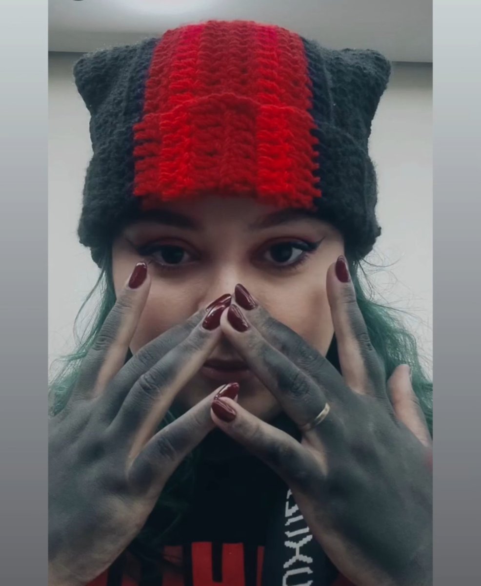 BringMeMyCup's tweet photo. Eu não sei se vou estar preparada emocionalmente pra ver tanta gente usando minhas toucas do Clancy no rock in rio 🥹 obg guys, vocês vão servir muito com elas 
.
.

Ainda dá tempo de pedir 

https://t.co/GHIqv2ta0g https://t.co/E3VlxPghFs