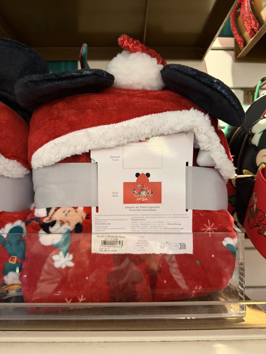 Cave0fWonders's tweet photo. ✨ 🛍️ Plaid capuche de Noël 🎄- 40€ - Emporium ✨

#disneylandparis https://t.co/7vhgIdtkMD