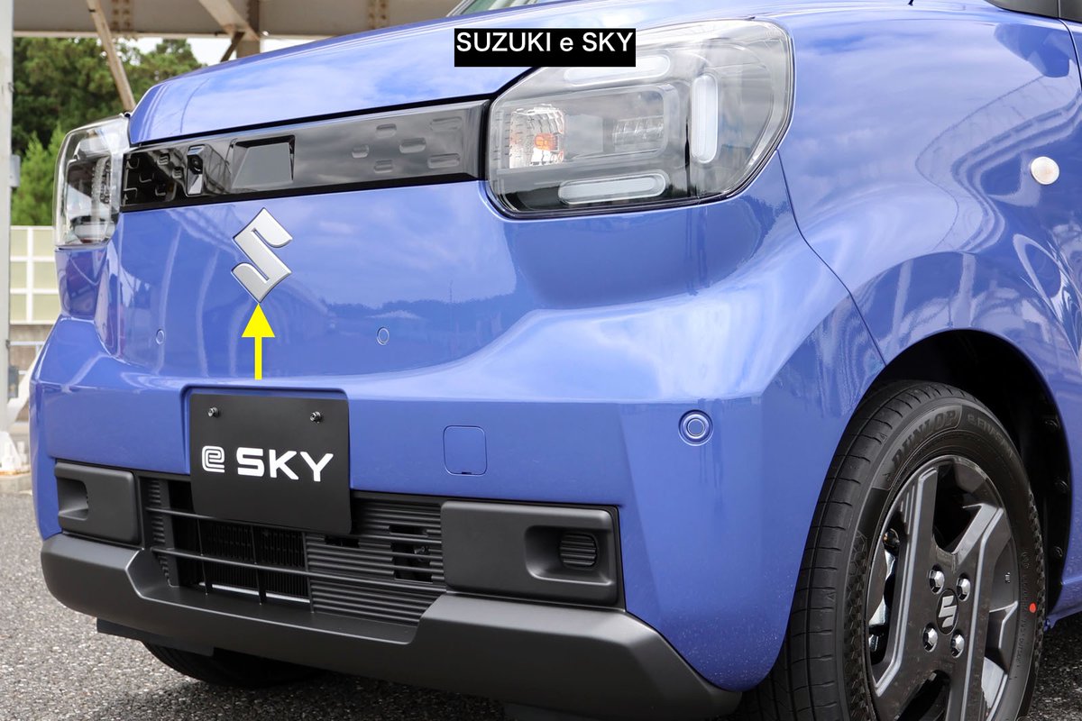 serakota's tweet photo. スズキ初の軽乗用EV「e SKY」はエクステリア、インテリアから意図してメッキパーツを排除しています。例えば、フロントのSマークはつや消し、インナードアハンドルも同様（ダーク調）。メッキパーツ使用例はクロスビー。 https://t.co/rHlw9H96mX