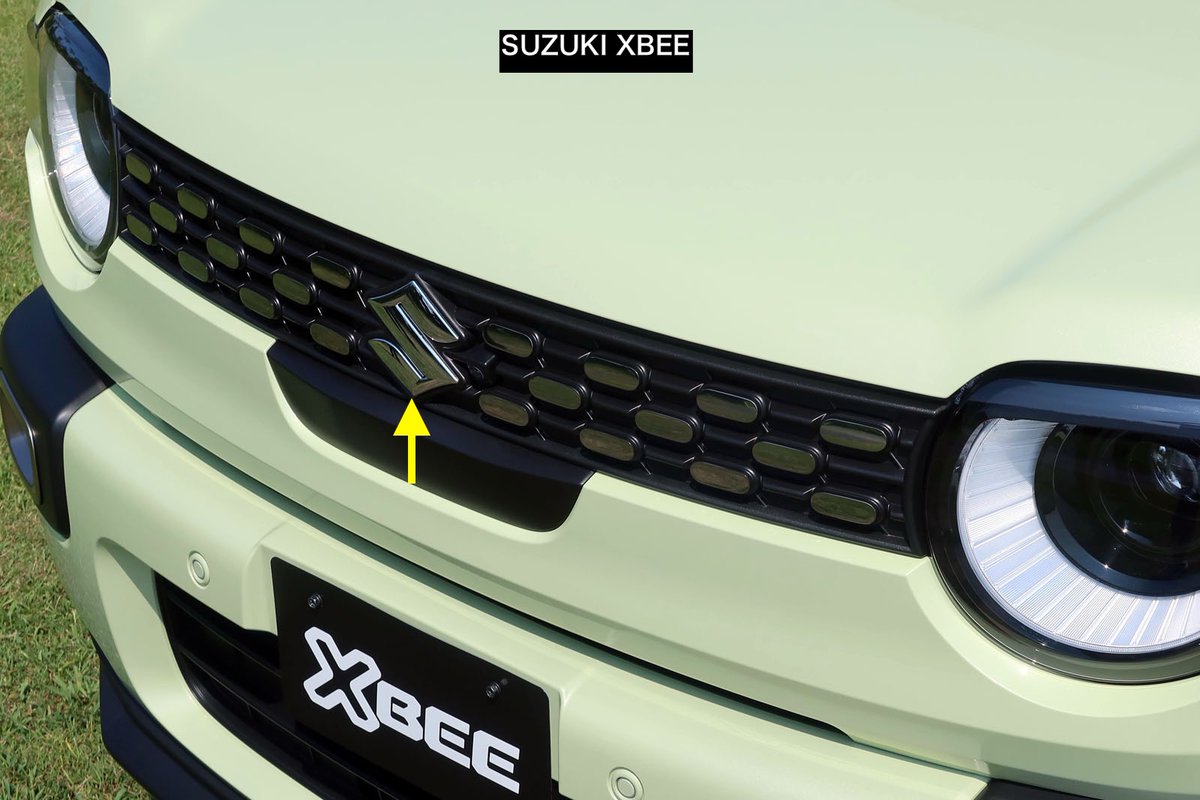 serakota's tweet photo. スズキ初の軽乗用EV「e SKY」はエクステリア、インテリアから意図してメッキパーツを排除しています。例えば、フロントのSマークはつや消し、インナードアハンドルも同様（ダーク調）。メッキパーツ使用例はクロスビー。 https://t.co/rHlw9H96mX