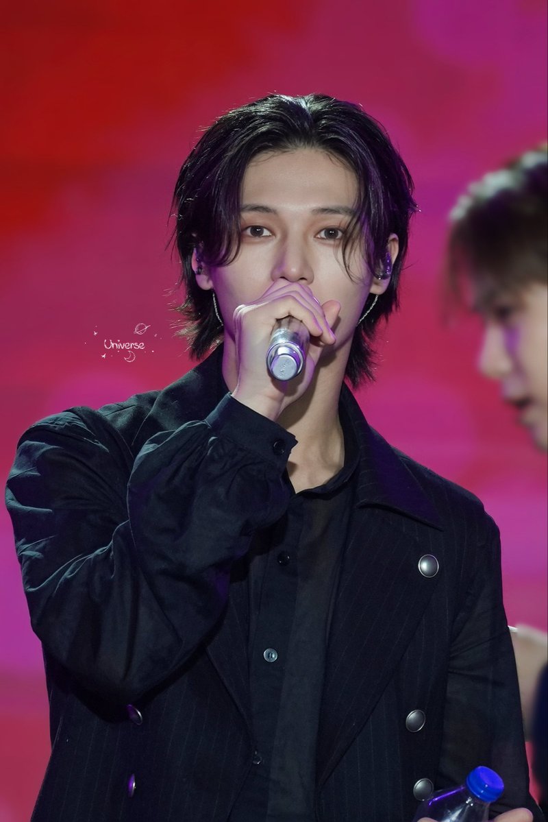 universe1126jwy's tweet photo. 260814 Istanbul Festival

His stare 🥺

#Wooyoung #우영 #ウヨン #ATEEZ #에이티즈 https://t.co/NXbvf9U2eX