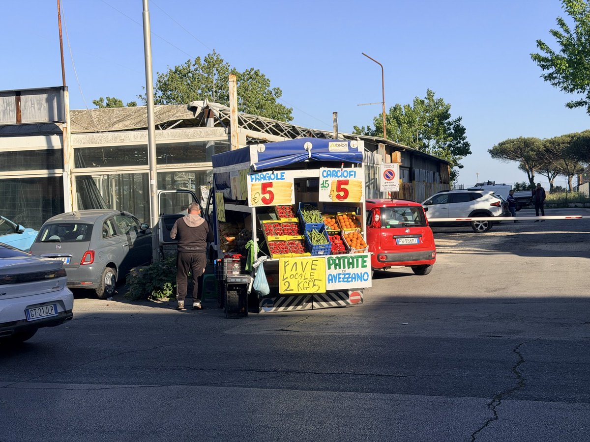 l_estemporaneo's tweet photo. Mi fa un po' ridere, questa fotografia che ho trovato su X, perché mi ricorda i #venditori ambulanti di #frutta e/o #verdura al mare che o stanno fermi in un posto o girano il comune e con l'altoparlante parlano dicendo i prodotti che vendono con i relativi prezzi in offerta 😆 https://t.co/r0IOOzJQve