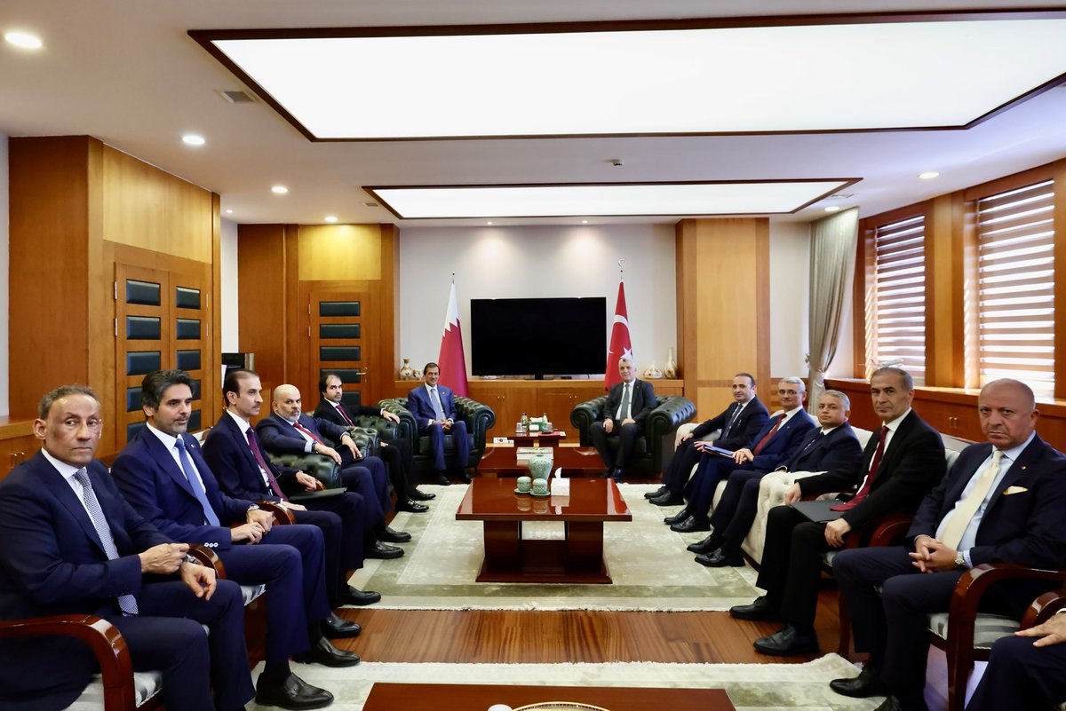 omerbolatTR's tweet photo. Bugün, Katar Dış Ticaretten Sorumlu Devlet Bakanı Sayın Dr. Ahmed El-Seyid ve geniş resmi heyetini Ticaret Bakanlığımızda ağırladık.

Görüşmemizde, ülkelerimiz arasındaki ticaret ve yatırım ilişkilerinin geliştirilmesi, karşılıklı ticaret hacmimizin 5 milyar dolar hedefine ulaştırılması, müteahhitlik sektöründeki iş birliğimizin güçlendirilmesi ve gümrük alanındaki işbirliğimizin geliştirilmesi hususlarını ele aldık.

Ayrıca, Türkiye-Katar II. Dönem JETCO Toplantısı’nın yakın zamanda gerçekleştirilmesi konusunda karşılıklı irademizi teyit ettik.

Cumhurbaşkanımız Sayın Recep Tayyip Erdoğan’ın çizmiş olduğu hedefler doğrultusunda, Türkiye ile Katar arasındaki güçlü ekonomik ve ticari ortaklığı somut projeler ve yeni iş birliği alanlarıyla daha ileri taşımaya devam edeceğiz.