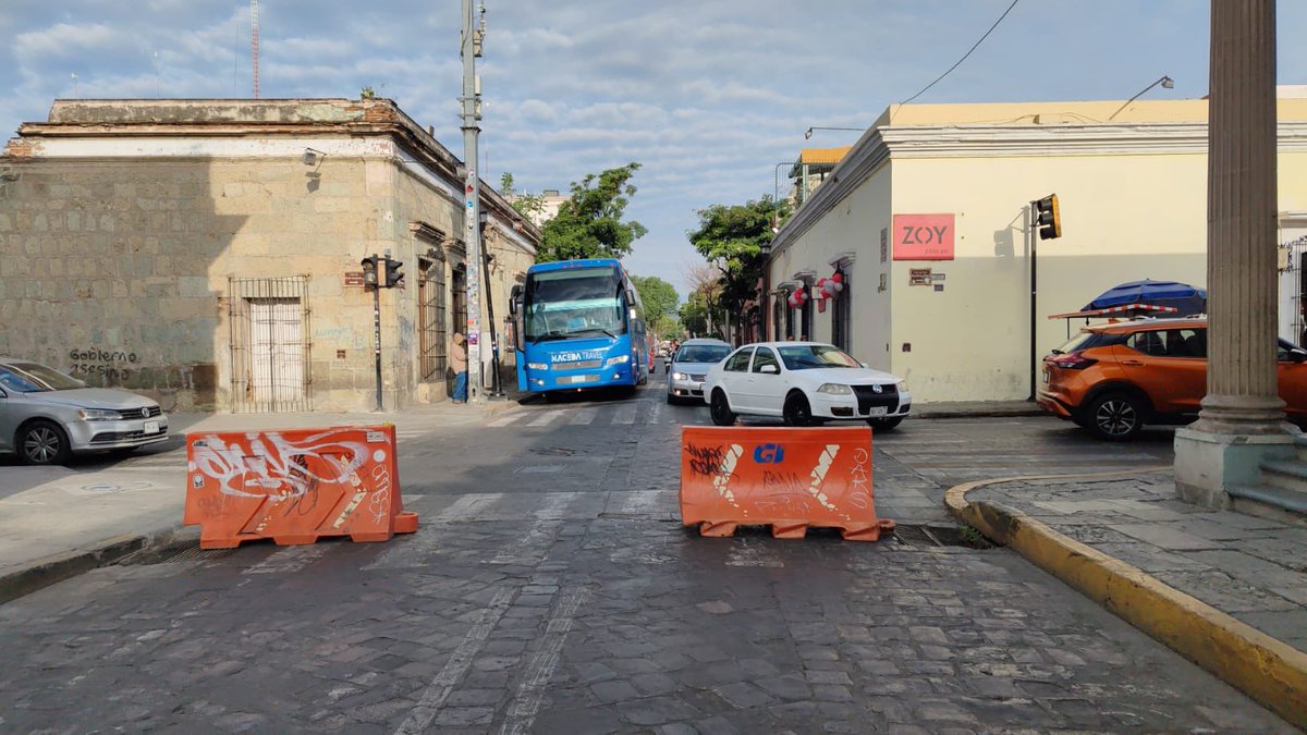 ZonaRoja_Oaxaca's tweet photo. #AlMomento 
Muy temprano iniciaron las protestas en Oaxaca. 
Por conflictos en escuelas y universidades, así como en el sector salud, un grupo de trabajadores bloquea la avenida Independencia del centro de la capital. https://t.co/IlCbW2KMwP