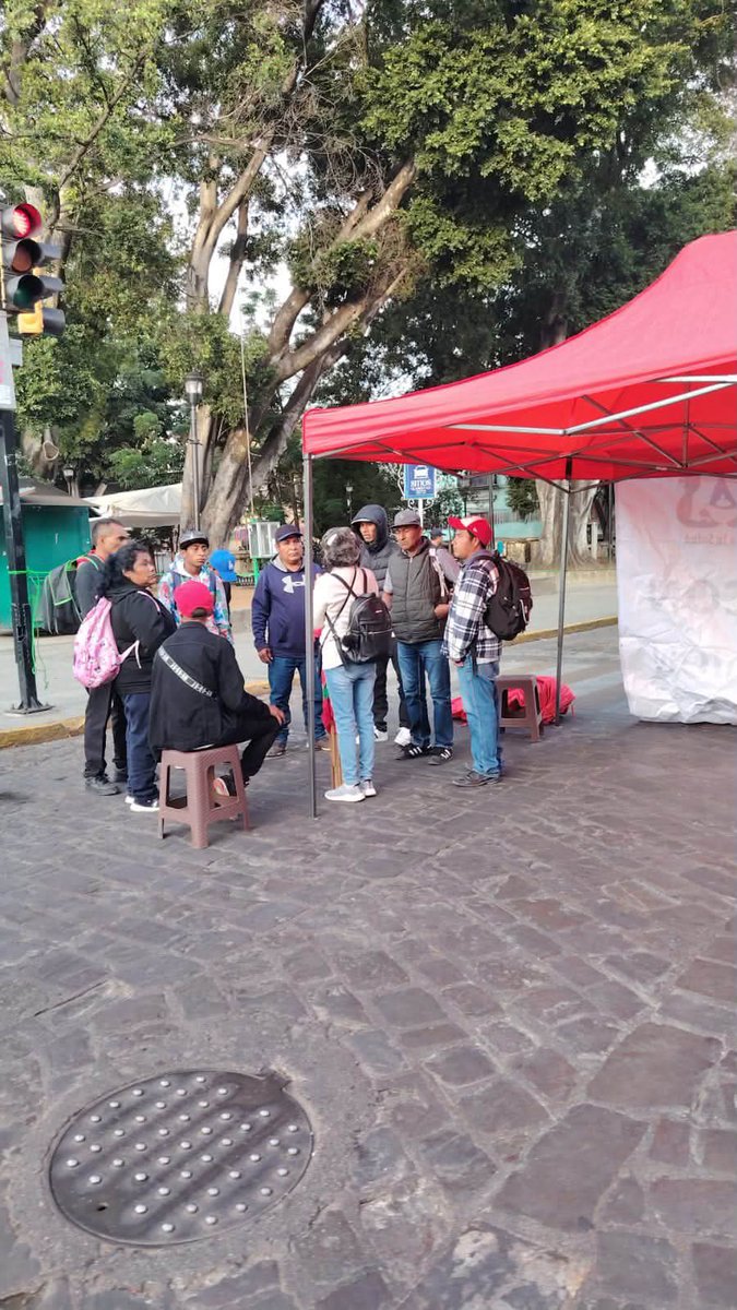 ZonaRoja_Oaxaca's tweet photo. #AlMomento 
Muy temprano iniciaron las protestas en Oaxaca. 
Por conflictos en escuelas y universidades, así como en el sector salud, un grupo de trabajadores bloquea la avenida Independencia del centro de la capital. https://t.co/IlCbW2KMwP