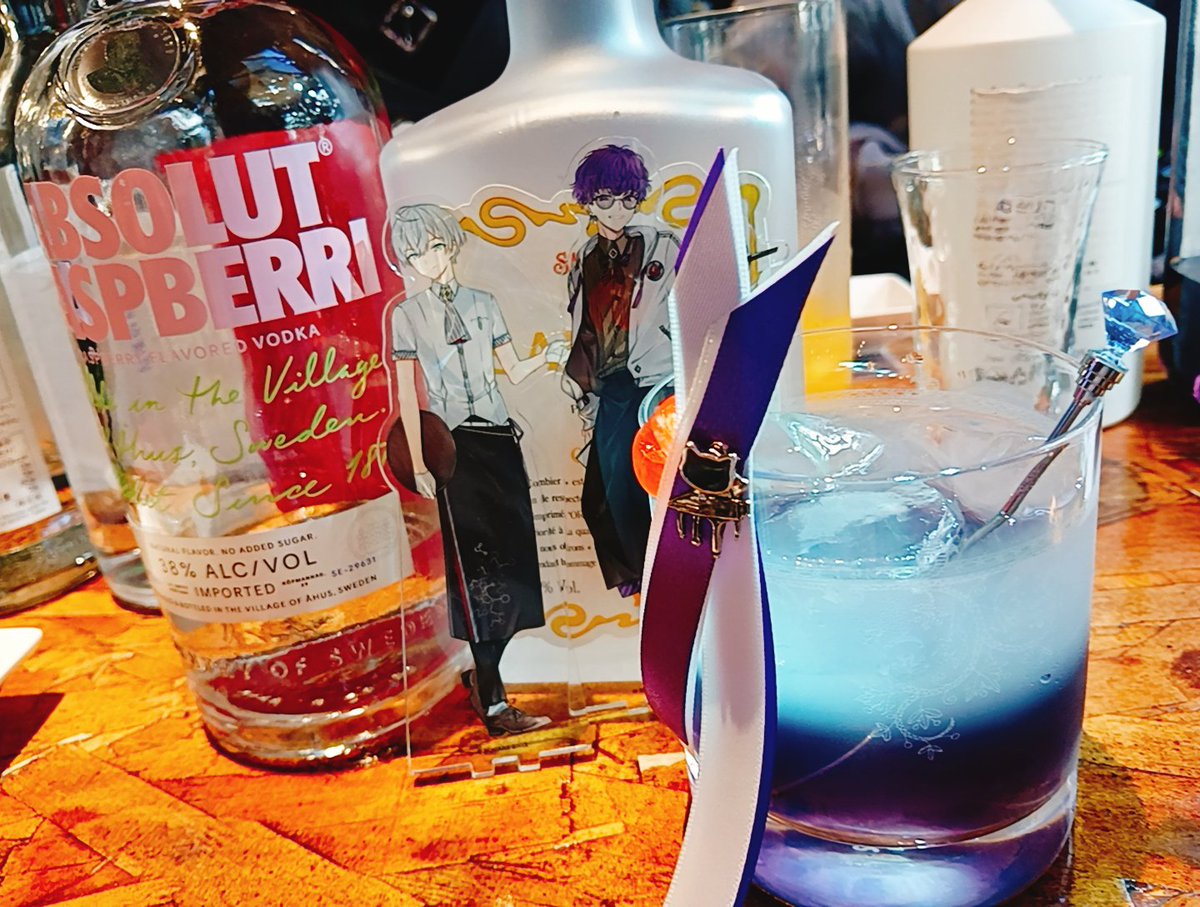kana_h1r0_ktgu's tweet photo. 今回本を出した二人でイメカクも作っていただきました🍸
朔ゅは150年変わらない製法で作られ続けているSAUMURというお酒で兄の遺志を継いでいるところを表現。三宙くんはABSOLUT RASPBERRY、フルーティーな香りで軽薄さを表現、でも甘さはなく少しピリピリした味なのでそこで今の二人の犬猿の仲を 続→ https://t.co/RvWlTLy25g