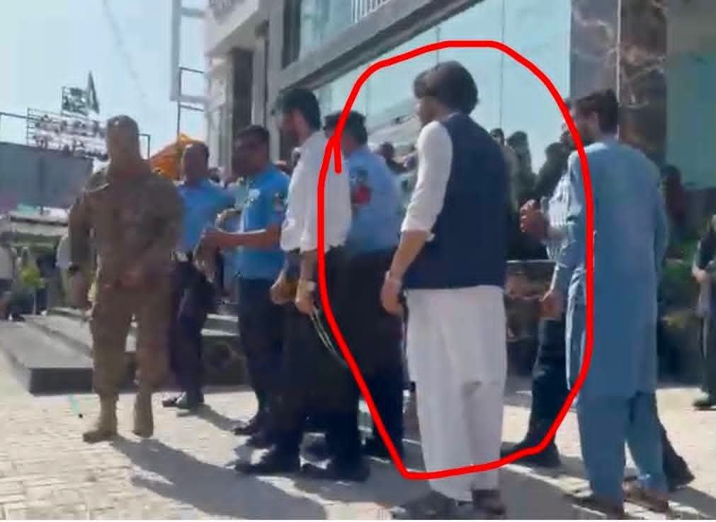 MNS_N3's tweet photo. صرف اس ایک شخص کو پکڑ لیں سارے واقعے کی الف سے یہ تک حقیقت سامنے آ جائے گی اسی کی وجہ سے بات کیپٹین کے گریبان تک پہنچی یہ پی ٹی آئی کا ورکر نہ نکلا تو کہنا https://t.co/kIMsarL7aW