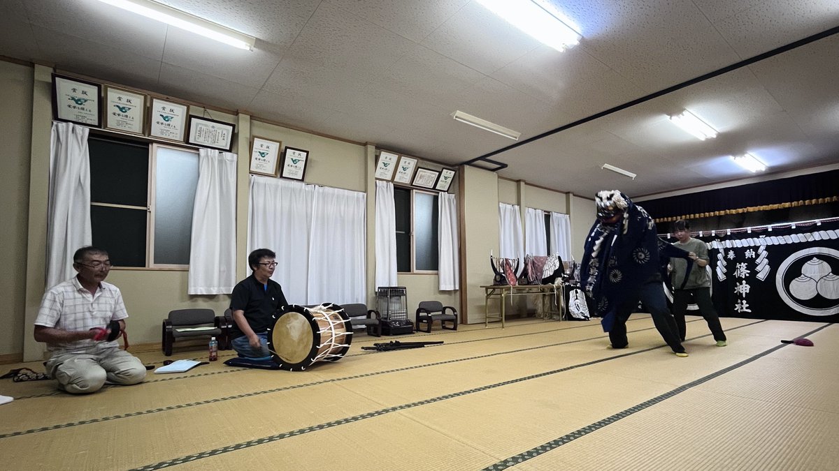 toulu's tweet photo. 小友町郷土芸能練習見学会、今日は「じぶんち」にも参加していただいた鷹鳥屋神楽さんにお邪魔してきました。
見学だけでもうれしいのに、シンガクの一部を教えていただいたりお互いの団体の違いを話し合ったりと、とてもためになりました🙏 https://t.co/iyLaz0eHMP