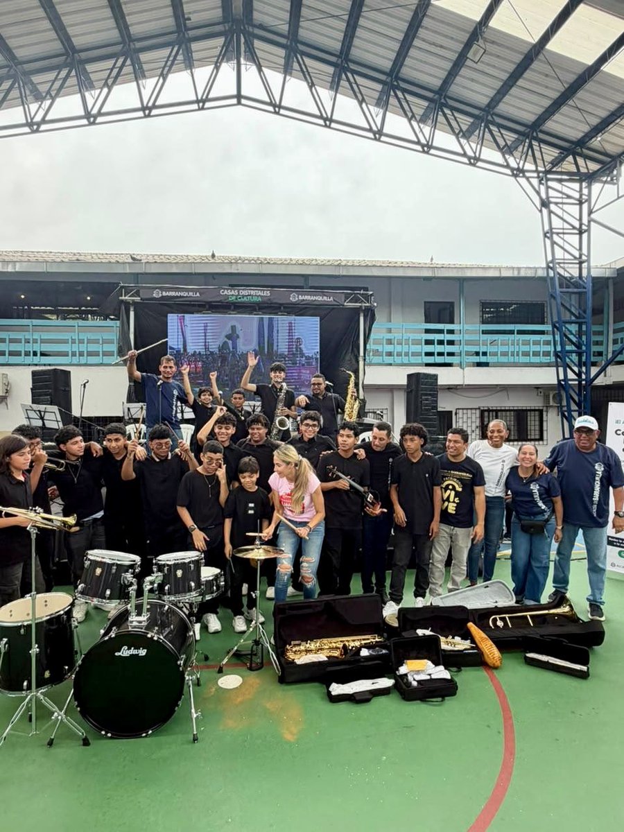 AnaMariaAljure's tweet photo. Más de 50.000 niños y jóvenes aprenden, crean y descubren sus talentos en las Casas Distritales de Cultura de #Barranquilla ❤️🎨

Estuvimos en la I.E.D. Lestonnac, en 📍El Bosque, compartiendo con nuestros niños en talleres de ballet, literatura y música. También entregamos instrumentos para seguir impulsando sus talentos. 🎶🩰📚 Porque cuando la cultura se vive y se siente en los barrios, abrimos caminos y oportunidades para nuestra gente. 🫶🏻